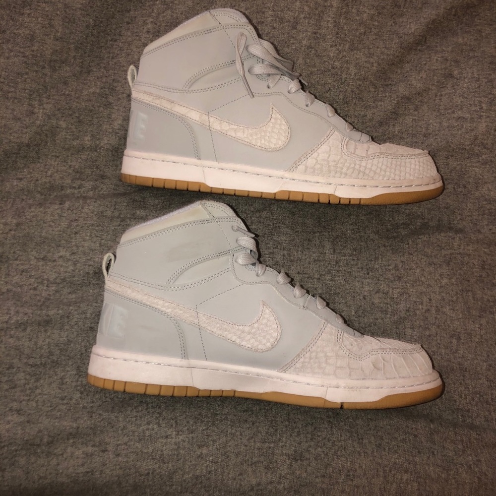 Men’s Nikes - Picture 2 of 3